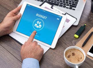 Câți bani trimite anual județul Bacău la bugetul național din impozitul pe salarii și venit?