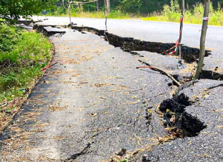 Un drum județean din Bacău, rupt la propriu după câteva luni de la refacerea cu fonduri din PNDL. Drumul construit de firme abonate la contracte cu statul nu are parapeți și nici marcaje