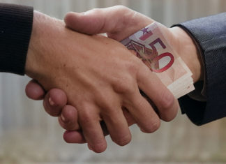 Polițiști rutieri prinși luând spagă