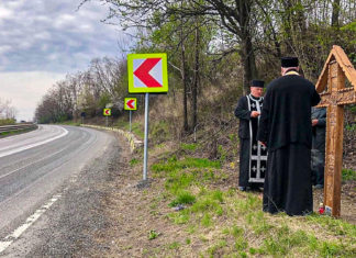 A fost o instalată o cruce în ”curba morții” dintre Onești și Bacău, pentru a-i proteja pe șoferi