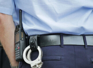 Bărbat reţinut după ce ar fi violat o fată de 16 ani, aflată sub influenţa unor medicamente. El ar fi ademenit cu bani și cadouri o altă adolescentă minoră de 15 ani pentru a întreţine relaţii sexuale.