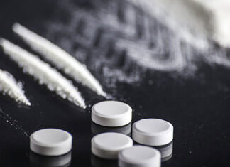 DIICOT a reținut două persoane pentru trafic de cocaină. Inculpații vindeau drogurile în mai multe baruri și cluburi din Bacău