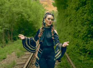 Simona Ruscu a lansat imnul diasporei, piesa „M-am născut în România” (video)