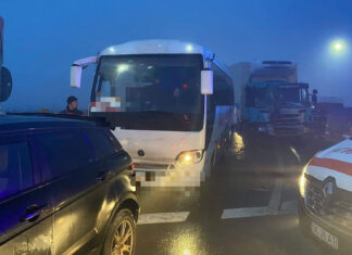 Doi pasageri dintr-un microbuz de transport persoane, răniți în urma coliziunii cu un tir și un autoturism